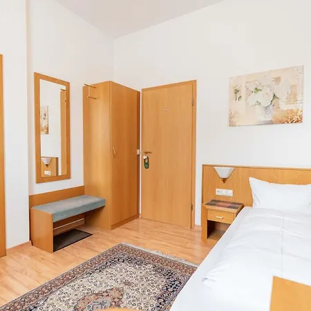 Bed & Breakfast Am Roemerplatz 3*